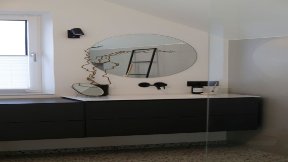 Mit etwas Planung und den richtigen Produkten von Geberit ermöglichen auch in kleine Badezimmer moderne Gemütlichkeit mit klaren Linien. (c) Geberit