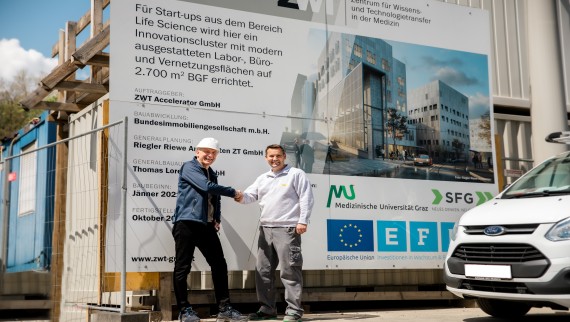Rudolf Stieber (Geberit) und Johannes Höfler (Hübl Haustechnik) vor der Baustelle. (c) Sandra Skamletz/Geberit