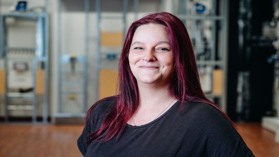 Sarah Berner leitet als Produktionsmeisterin ein bunt durchmischtes Team. (c) Geberit / Tobias Singer Sarah Berner leitet als Produktionsmeisterin ein bunt durchmischtes Team. (c) Geberit / Tobias Singer