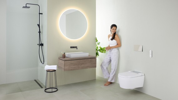 Frau vor dem Badezimmerspiegel (© Geberit)