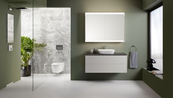 Badezimmer mit Geberit ONE Walk-in-Duschwand aus Glas, Wandablauf und Nischenablagebox Badezimmer mit Geberit ONE Walk-in-Duschwand aus Glas, Wandablauf und Nischenablagebox