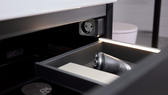 Geberit ONE Schublade mit Lichtleisten und Steckdosenmodul