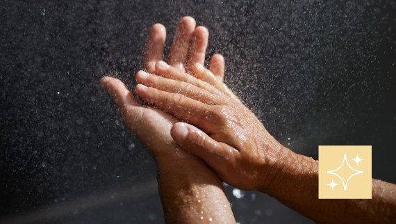 Hände unter der Dusche