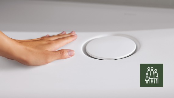 Hand streicht über Geberit CleanFloor30 Duschfläche