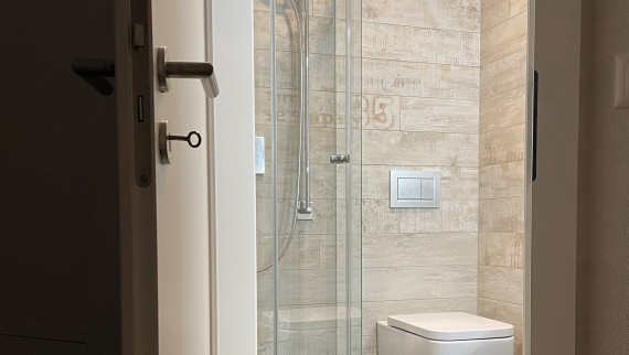 Badezimmertür, die nach außen öffnet Badezimmertür, die nach außen öffnet