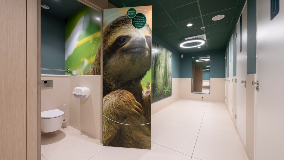 Und in den WC-Kabinen gibt es die stilvollen Geberit ONE WC-Keramiken (© Meike Goebel) Und in den WC-Kabinen gibt es die stilvollen Geberit ONE WC-Keramiken (© Meike Goebel)