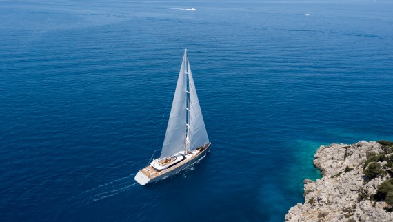 Eine Segelyacht aus der ADA-Yacht-Werft in Bodrum gleitet durchs Mittelmeer (© ADA Yachting) Eine Segelyacht aus der ADA-Yacht-Werft in Bodrum gleitet durchs Mittelmeer (© ADA Yachting)