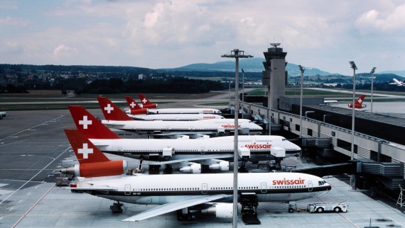 Flugzeuge der damaligen Swissair stehen in den 1980er-Jahren am Dock des Terminals A in Zürich (© ETH-Bibliothek Zürich) Flugzeuge der damaligen Swissair stehen in den 1980er-Jahren am Dock des Terminals A in Zürich (© ETH-Bibliothek Zürich)