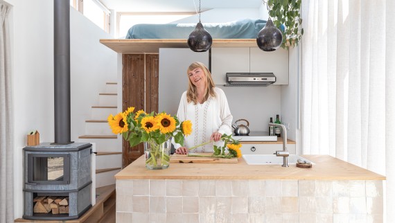 Die Niederländerin Marjolein Jonker in ihrem Tiny House (© Chiela van Meerwijk) Die Niederländerin Marjolein Jonker in ihrem Tiny House (© Chiela van Meerwijk)