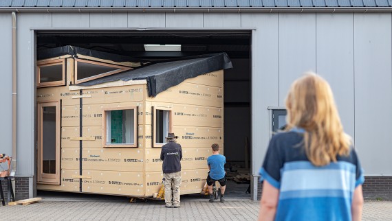 Grosstransport für das kleine Haus: Im Mai 2022 durfte «Sprout» von der Werkstatt in die grüne Nachbarschaft von Olst-Wijhe umziehen (NL) (© Chiela van Meerwijk) Grosstransport für das kleine Haus: Im Mai 2022 durfte «Sprout» von der Werkstatt in die grüne Nachbarschaft von Olst-Wijhe umziehen (NL) (© Chiela van Meerwijk)