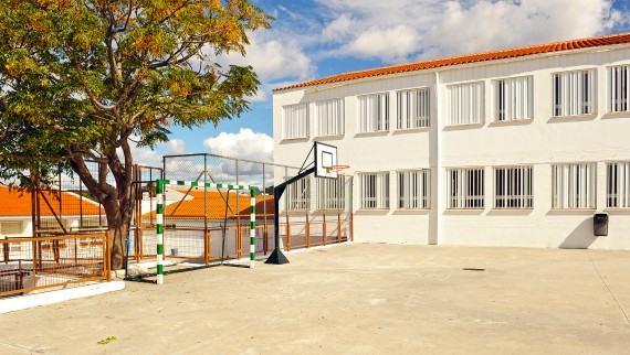 Einsatz von Geberit Connect zur Sicherstellung der Trinkwasserhygiene in öffentlichen Gebäuden wie Schulen und Kindergärten (© 2018 joserpizarro/Shutterstock)