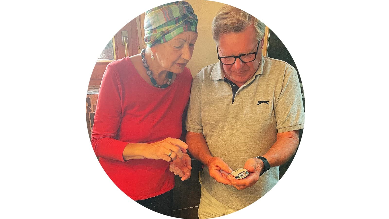 Geberit AquaClean Kundin Irma Fabjan erklärt ihrem Bekannten die Funktionen der Fernbedienung. (c) Geberit Geberit AquaClean Kundin Irma Fabjan erklärt ihrem Bekannten die Funktionen der Fernbedienung. (c) Geberit