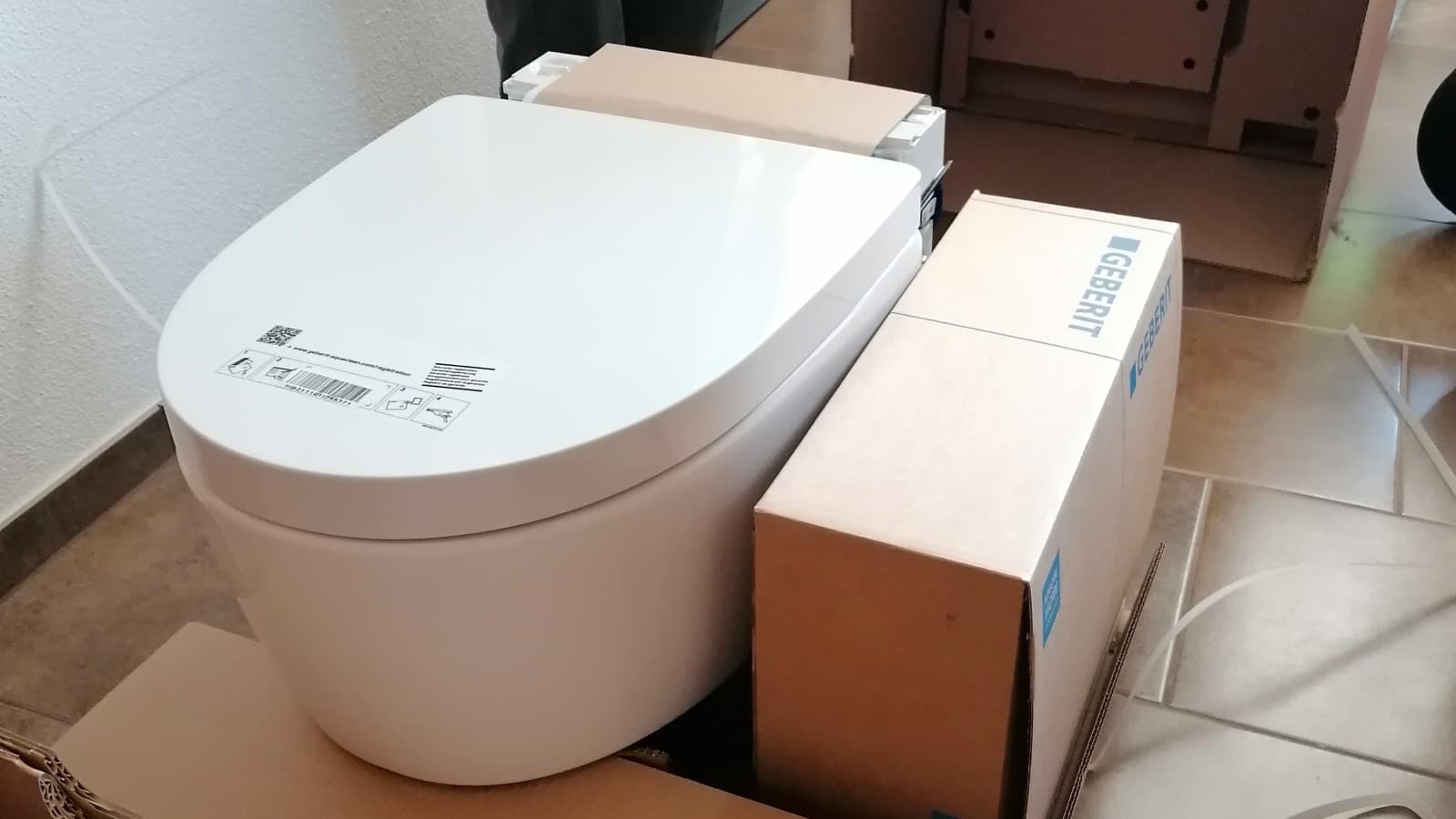 Soeben angeliefert, wartet das AquaClean Mera auf seinen Einbau im Haus des erfolgreichen Handbiker Alexander Gritsch. Opa Gritsch geht dem Sportler zur Hand. (c) Alexander Gritsch/Geberit Soeben angeliefert, wartet das AquaClean Mera auf seinen Einbau im Haus des erfolgreichen Handbiker Alexander Gritsch. Opa Gritsch geht dem Sportler zur Hand. (c) Alexander Gritsch/Geberit