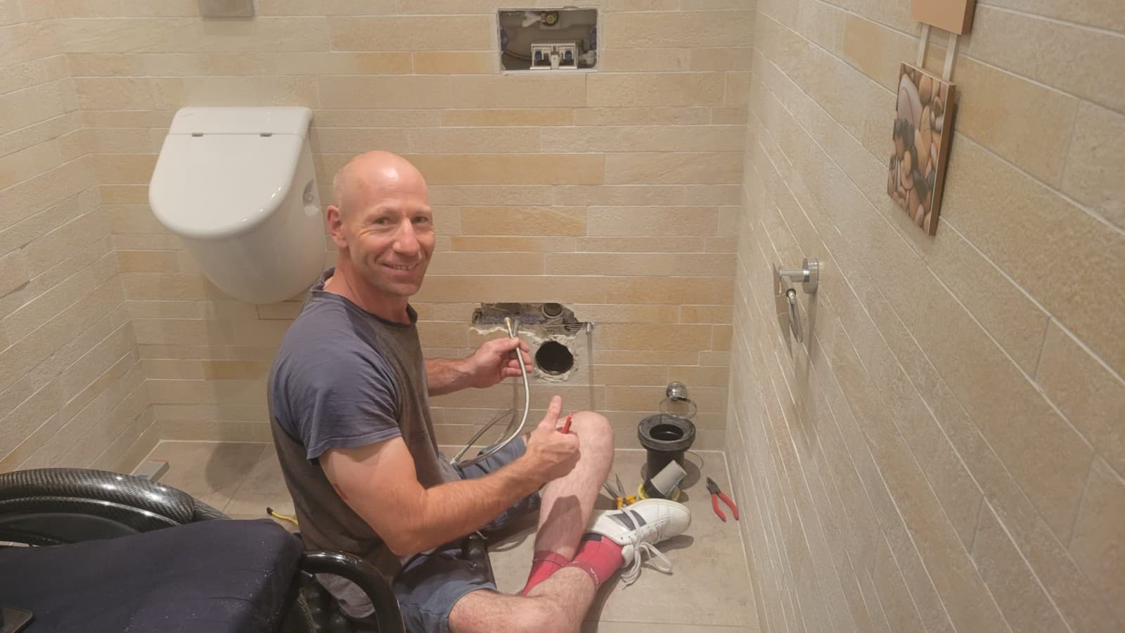 Der gelernte Installateur nimmt den Einbau einfach gleich selbst vor, montiert das bestehende WC ab und schließt das AquaClean Mera fachgerecht an. (c) Alexander Gritsch/Geberit Der gelernte Installateur nimmt den Einbau einfach gleich selbst vor, montiert das bestehende WC ab und schließt das AquaClean Mera fachgerecht an. (c) Alexander Gritsch/Geberit