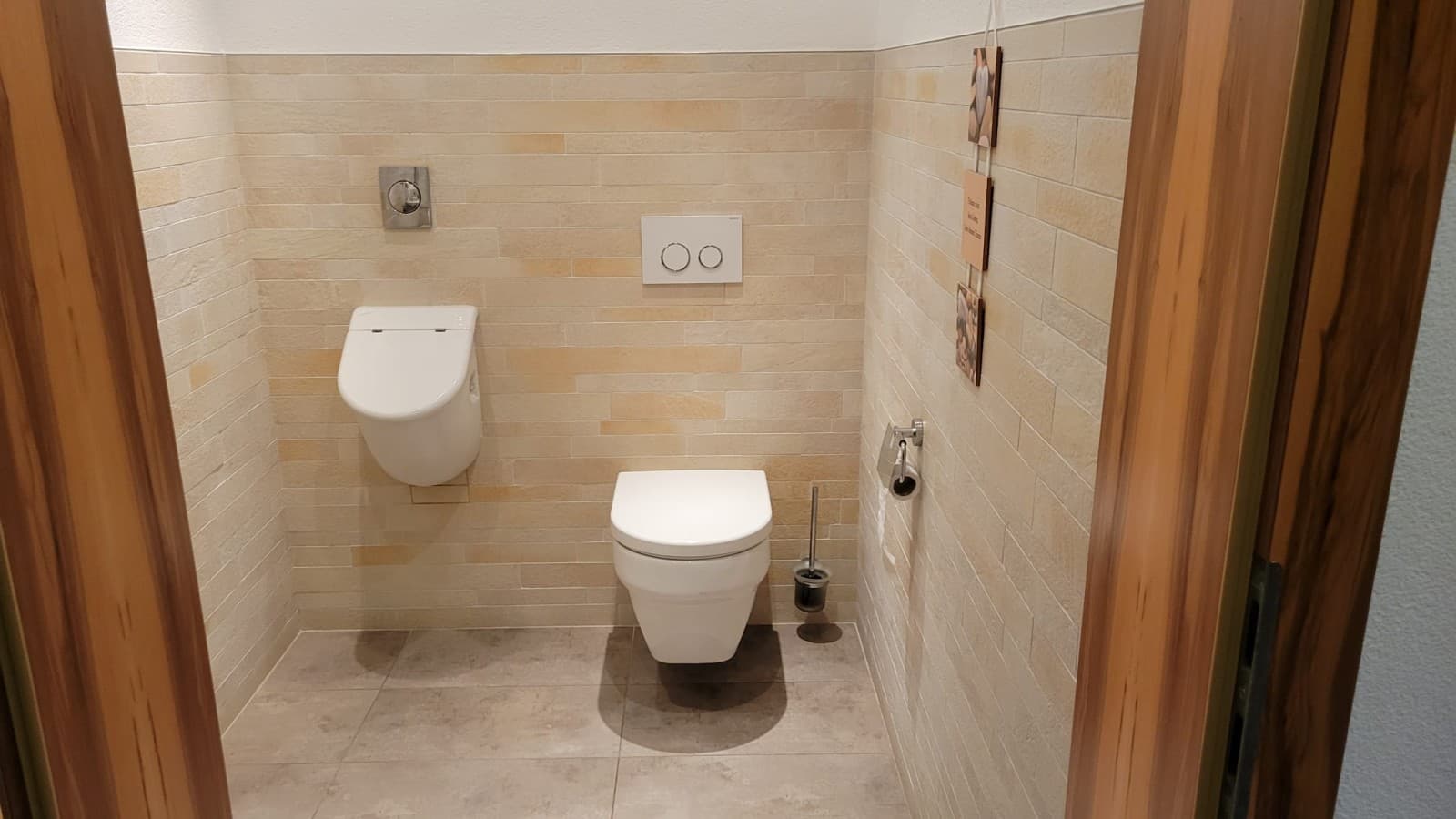 Vorher: im WC von Handbiker und Medaillengewinner bei den Paralympics in Tokyo, Alexander Gritsch, fehlt noch etwas: Ein Geberit AquaClean Dusch-WC. (c) Alexander Gritsch/Geberit Vorher: im WC von Handbiker und Medaillengewinner bei den Paralympics in Tokyo, Alexander Gritsch, fehlt noch etwas: Ein Geberit AquaClean Dusch-WC. (c) Alexander Gritsch/Geberit