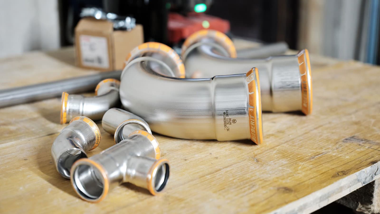 Verwechslung ausgeschlossen: Rohre und Fittings von Geberit Mapress Therm sind mit einer orangefarbenen Markierung und einem Nichttrinkwassersymbol eindeutig gekennzeichnet. Verwechslung ausgeschlossen: Rohre und Fittings von Geberit Mapress Therm sind mit einer orangefarbenen Markierung und einem Nichttrinkwassersymbol eindeutig gekennzeichnet.