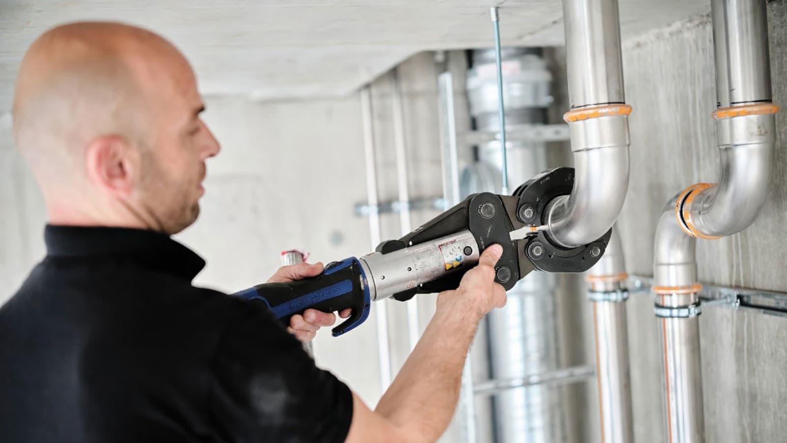 Installateur Danijel Pupic kann für die Verarbeitung von Geberit Mapress Therm auf bekannte und bewährte Presswerkzeuge von Geberit zurückgreifen. Installateur Danijel Pupic kann für die Verarbeitung von Geberit Mapress Therm auf bekannte und bewährte Presswerkzeuge von Geberit zurückgreifen.