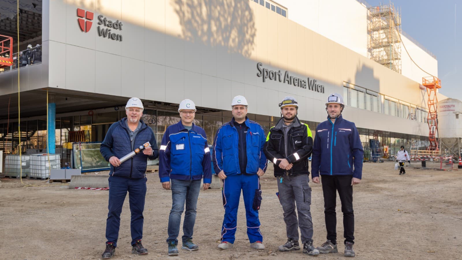 Dieter Frank (links), technischer Berater von Geberit, arbeitete bei dem Projekt Sport Arena Wien eng mit den Teams der ARGE Caverion/Equans zusammen. (Fotos: Geberit/Stephan Huger) Dieter Frank (links), technischer Berater von Geberit, arbeitete bei dem Projekt Sport Arena Wien eng mit den Teams der ARGE Caverion/Equans zusammen. (Fotos: Geberit/Stephan Huger)