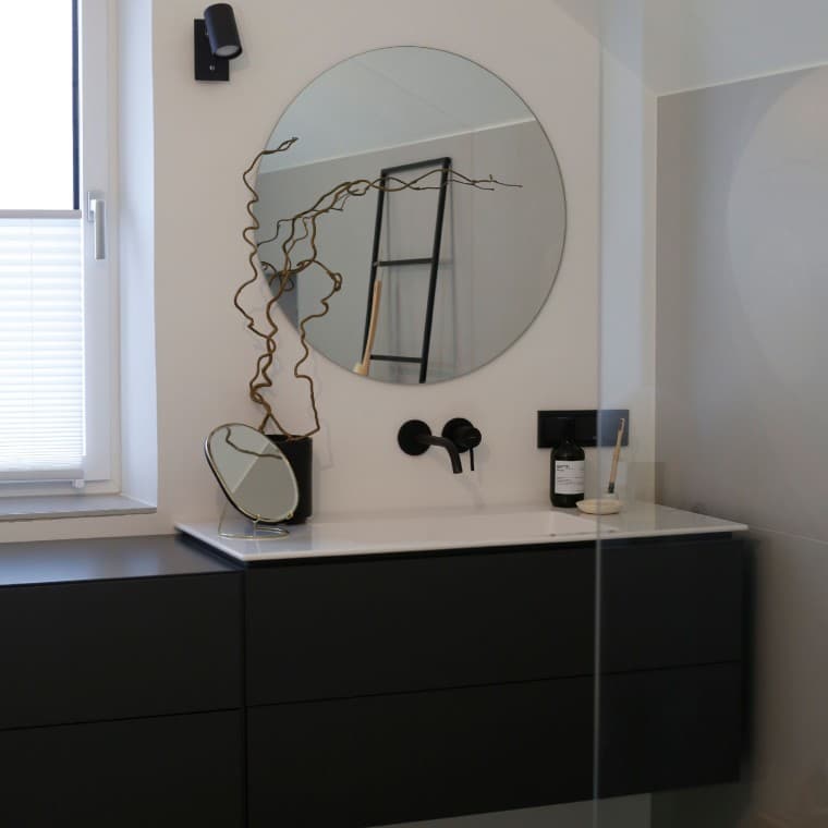 Der Waschplatz der Serie Geberit ONE erstreckt sich über die ganze Stirnseite und verbreitert so den Raum optisch. (c) Geberit Der Waschplatz der Serie Geberit ONE erstreckt sich über die ganze Stirnseite und verbreitert so den Raum optisch. (c) Geberit