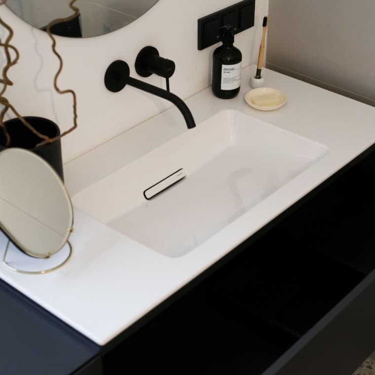 Ablageflächen bieten auch am Waschplatz genügend Platz für die Utensilien. (c) Geberit Ablageflächen bieten auch am Waschplatz genügend Platz für die Utensilien. (c) Geberit