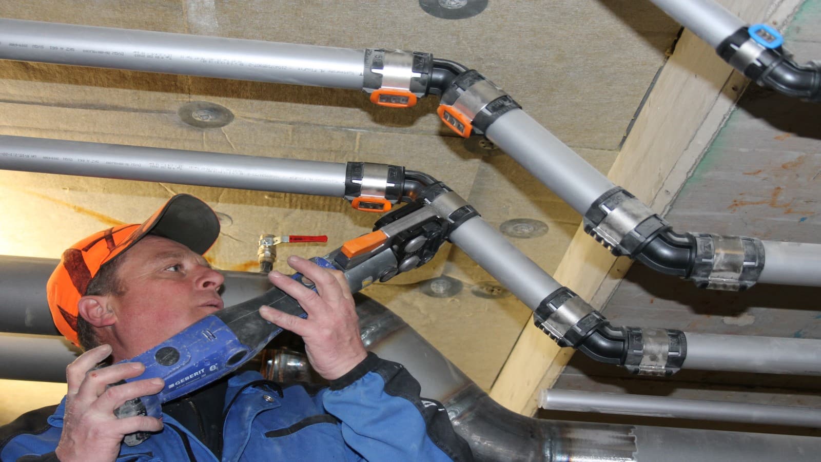 Mit der orangen Pressbacke presst Monteur Vinco Balasz alle Pressstellen mit Dimensionen von 50 bis 75. Für alle kleineren Dimensionen benötigt er nur die blaue Pressbacke. Mit der orangen Pressbacke presst Monteur Vinco Balasz alle Pressstellen mit Dimensionen von 50 bis 75. Für alle kleineren Dimensionen benötigt er nur die blaue Pressbacke.