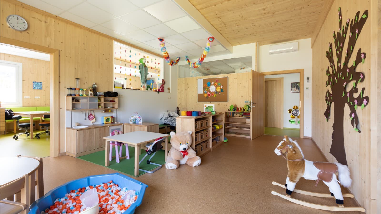 Korkboden, Holzeinrichtung, Infrarotheizung und ein Beleuchtungssystem sorgen für ein gemütliches Ambiente. ((c) Geberit / Anna Stöcher) Korkboden, Holzeinrichtung, Infrarotheizung und ein Beleuchtungssystem sorgen für ein gemütliches Ambiente. ((c) Geberit / Anna Stöcher)