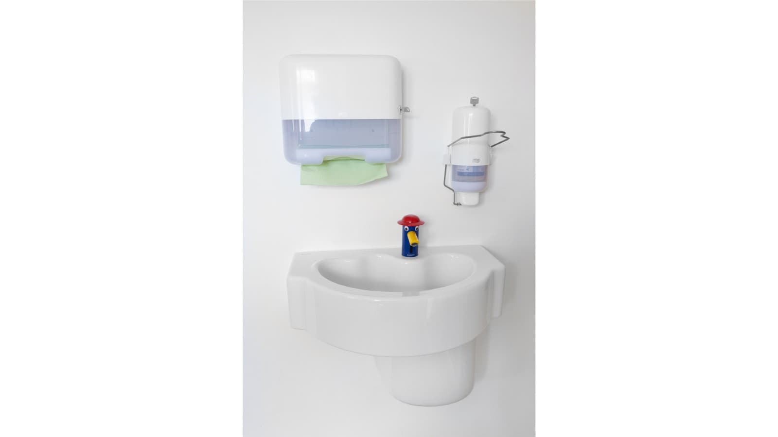 Die Waschtische von Geberit Bambini sind in altersgerechten Höhen zwischen 45 und 60 cm montierbar. Ein nach vorne gezogenes Hahnloch erleichtert die Benutzung. ((c) Geberit / Anna Stöcher) Die Waschtische von Geberit Bambini sind in altersgerechten Höhen zwischen 45 und 60 cm montierbar. Ein nach vorne gezogenes Hahnloch erleichtert die Benutzung. ((c) Geberit / Anna Stöcher)