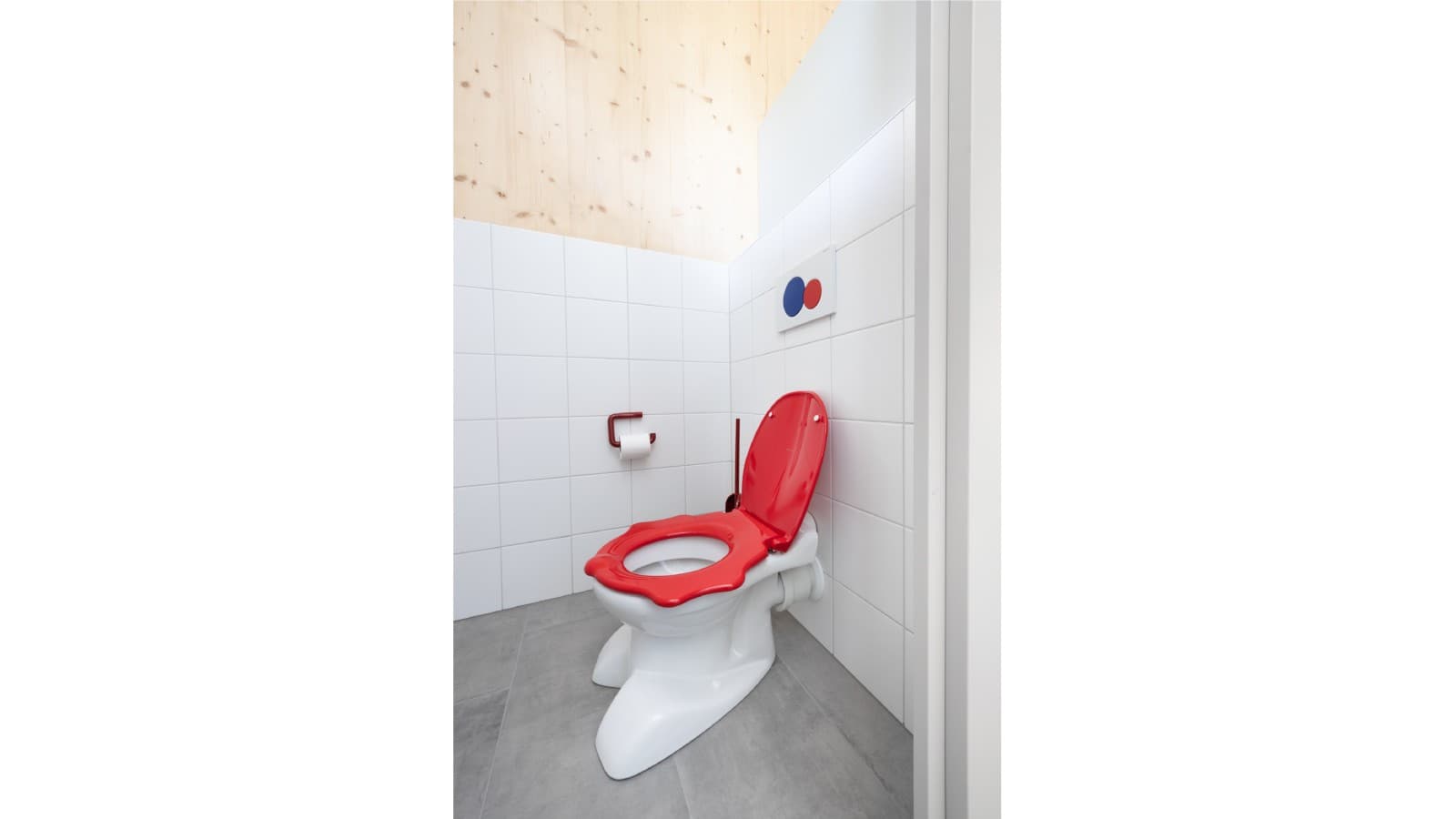 Geberit Bambini denkt mit: Die kindgerechten WC-Keramiken mit Füßen sehen nicht nur witzig aus – hier können die Kinder ihre Füße aufstellen, wenn sie noch nicht zum Boden reichen. An den Ausbuchtungen der WC-Brille können sich die Kleinen festhalten. ((c) Geberit) Geberit Bambini denkt mit: Die kindgerechten WC-Keramiken mit Füßen sehen nicht nur witzig aus – hier können die Kinder ihre Füße aufstellen, wenn sie noch nicht zum Boden reichen. An den Ausbuchtungen der WC-Brille können sich die Kleinen festhalten. ((c) Geberit)