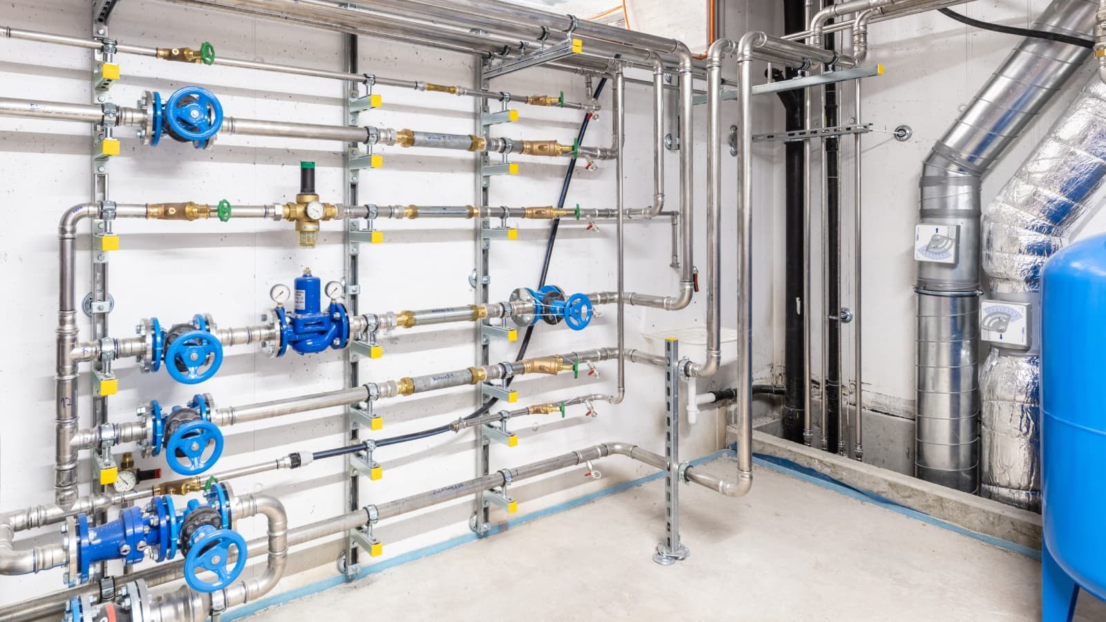 41 Stockwerke mit einer Gesamthöhe von 140 Metern verlangen beim MARINA TOWER, dass vier Druckstufen eingerichtet wurden. In den Technikräumen sind die Trinkwasserleitungen sichtbar, die wegen der hohen Anforderungen mit Geberit Mapress Edelstahl ausgeführt wurden. (c) Geberit / Stephan Huger 41 Stockwerke mit einer Gesamthöhe von 140 Metern verlangen beim MARINA TOWER, dass vier Druckstufen eingerichtet wurden. In den Technikräumen sind die Trinkwasserleitungen sichtbar, die wegen der hohen Anforderungen mit Geberit Mapress Edelstahl ausgeführt wurden. (c) Geberit / Stephan Huger