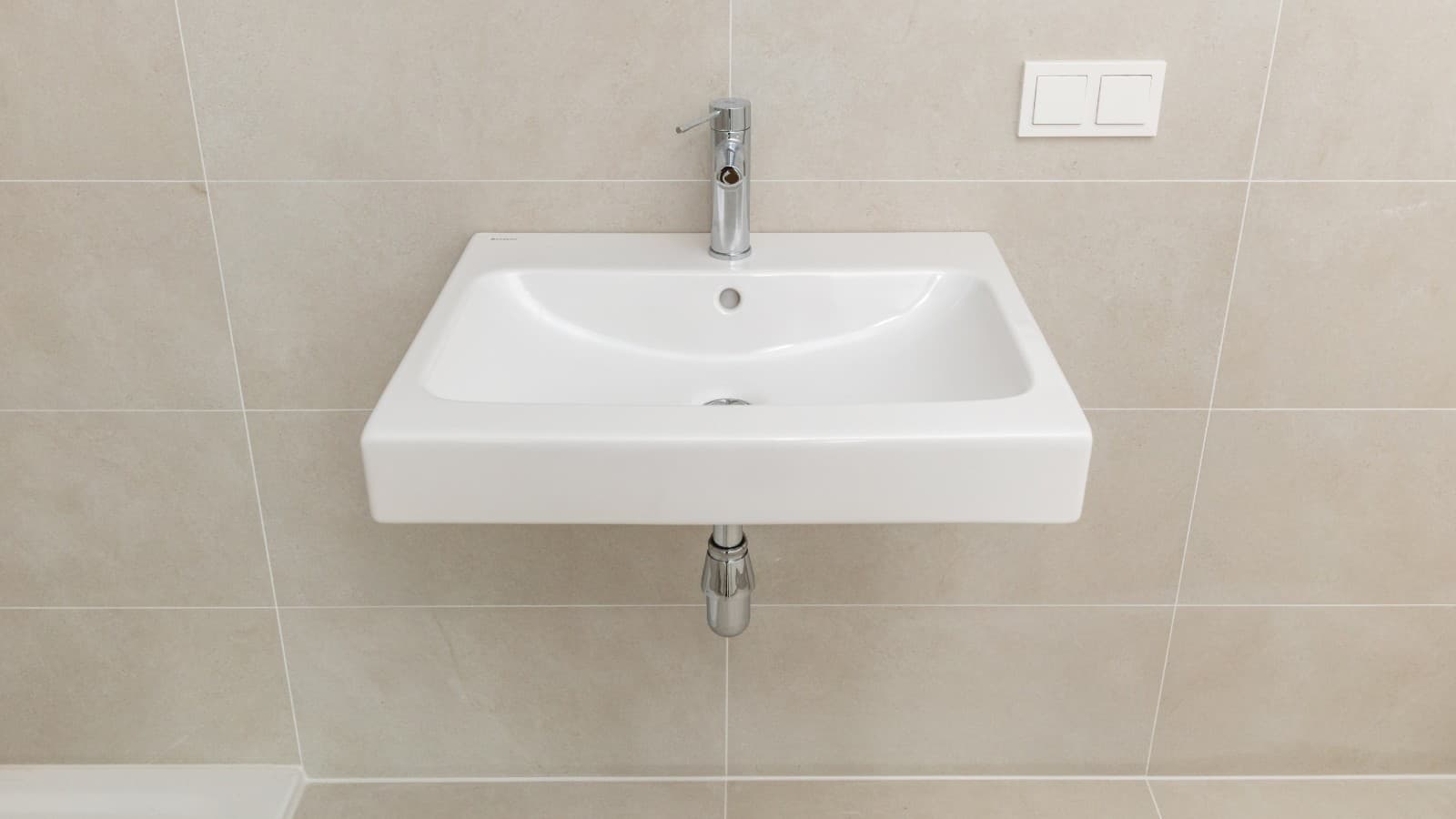 In einigen Wohnungen des MARINA TOWER sind Sanitärkeramiken der Geberit Badserie iCon installiert. Diese überzeugen mit ihrem Design und sind auf nahezu jedem Grundriss umzusetzen. Fotocredit: Geberit/Stephan Huger In einigen Wohnungen des MARINA TOWER sind Sanitärkeramiken der Geberit Badserie iCon installiert. Diese überzeugen mit ihrem Design und sind auf nahezu jedem Grundriss umzusetzen. Fotocredit: Geberit/Stephan Huger