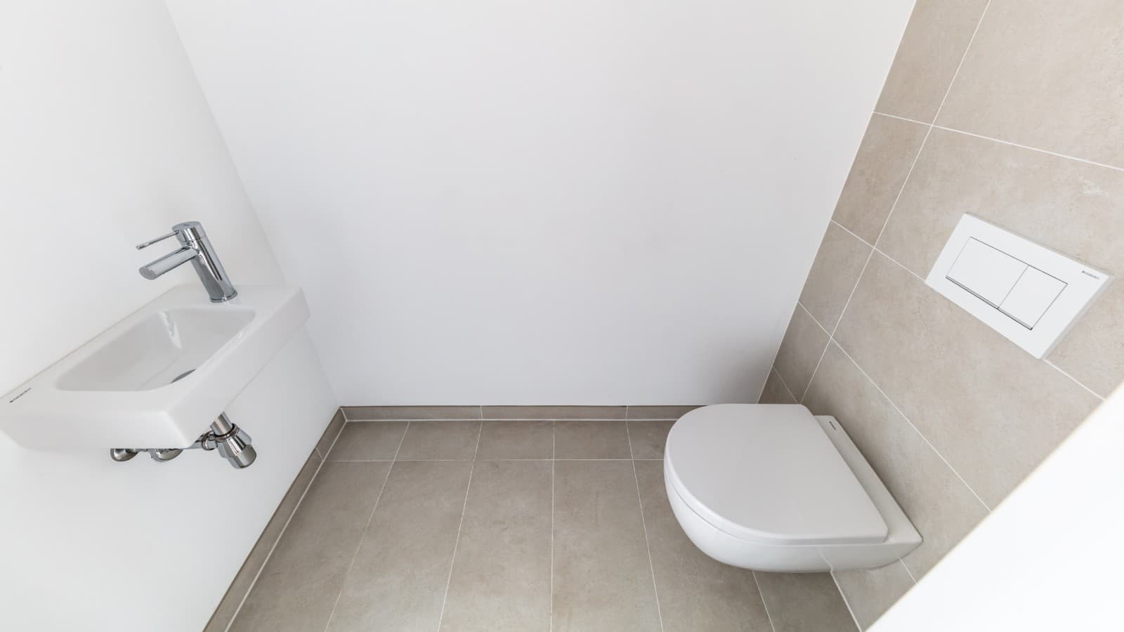 In einigen Wohnungen des MARINA TOWER sind Sanitärkeramiken der Geberit Badserie iCon installiert. Diese überzeugen mit ihrem Design und sind auf nahezu jedem Grundriss umzusetzen. Fotocredit: Geberit/Stephan Huger In einigen Wohnungen des MARINA TOWER sind Sanitärkeramiken der Geberit Badserie iCon installiert. Diese überzeugen mit ihrem Design und sind auf nahezu jedem Grundriss umzusetzen. Fotocredit: Geberit/Stephan Huger