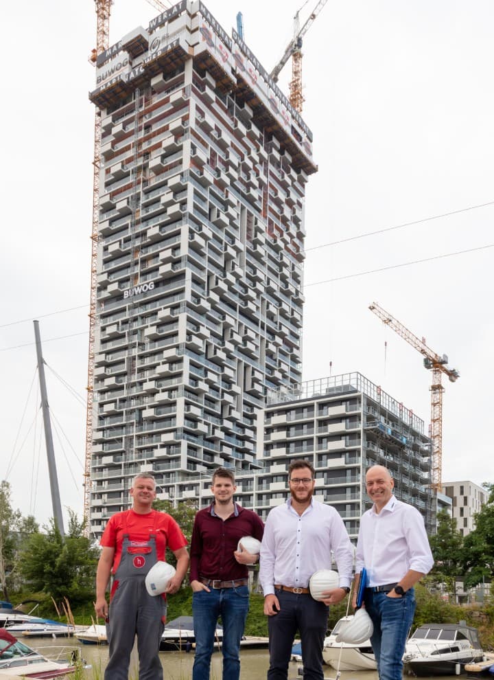 Harald Kernbichler und sein Team von Heiz-Hofstätter arbeiten seit vielen Jahren mit Geberit zusammen. Beim MARINA TOWER steht ihnen Rudolf Stieber als Technischer Berater von Geberit zur Seite. (c) Huger Harald Kernbichler und sein Team von Heiz-Hofstätter arbeiten seit vielen Jahren mit Geberit zusammen. Beim MARINA TOWER steht ihnen Rudolf Stieber als Technischer Berater von Geberit zur Seite. (c) Huger