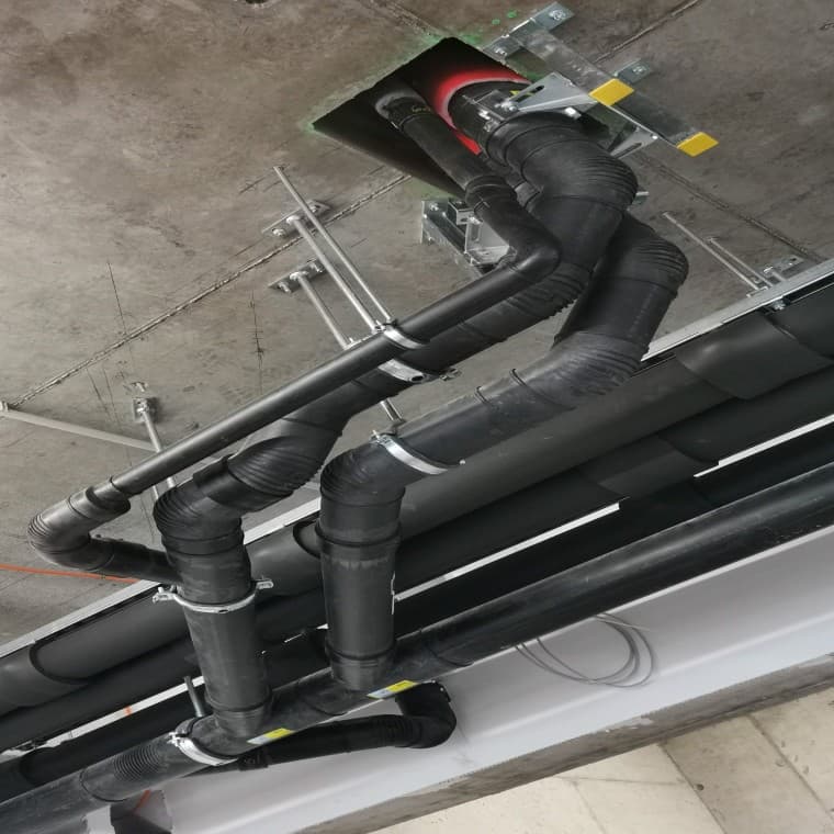 Normgerechte Abwasserleitungen in einem Hochhaus stellen aufgrund der großen Anzahl an Leitungen und der Druckverhältnisse eine besondere Herausforderung dar, die beim MARINA TOWER mit Geberit Silent-db20 und Geberit PE vorbildlich gelöst wurde. Fotocredit: Geberit/Heiz-Hofstätter Normgerechte Abwasserleitungen in einem Hochhaus stellen aufgrund der großen Anzahl an Leitungen und der Druckverhältnisse eine besondere Herausforderung dar, die beim MARINA TOWER mit Geberit Silent-db20 und Geberit PE vorbildlich gelöst wurde. Fotocredit: Geberit/Heiz-Hofstätter