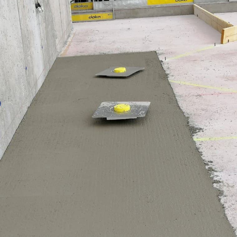 Für eine verlässliche Ableitung des Regenwassers setzt man beim MARINA TOWER auf das Dachentwässerungssystem Pluvia von Geberit. Herausforderung dabei waren die geringen Entwässerungsflächen und die sehr hohe Fallhöhe. Fotocredit: Geberit/Heiz-Hofstätter Für eine verlässliche Ableitung des Regenwassers setzt man beim MARINA TOWER auf das Dachentwässerungssystem Pluvia von Geberit. Herausforderung dabei waren die geringen Entwässerungsflächen und die sehr hohe Fallhöhe. Fotocredit: Geberit/Heiz-Hofstätter