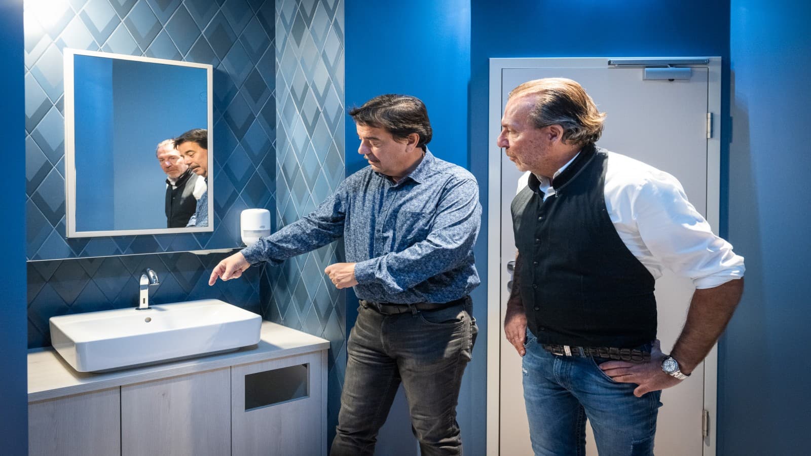 Ein professionelles Hygienekonzept war Otto Raimitz genauso wichtig wie die stilvolle Gestaltung des Sanitärbereichs. Andreas Schmidl von Geberit konnte den Gastronomen bei der Auswahl passender Produkte bestens beraten. Fotocredit: Geberit/Anna Stöcher Ein professionelles Hygienekonzept war Otto Raimitz genauso wichtig wie die stilvolle Gestaltung des Sanitärbereichs. Andreas Schmidl von Geberit konnte den Gastronomen bei der Auswahl passender Produkte bestens beraten. Fotocredit: Geberit/Anna Stöcher