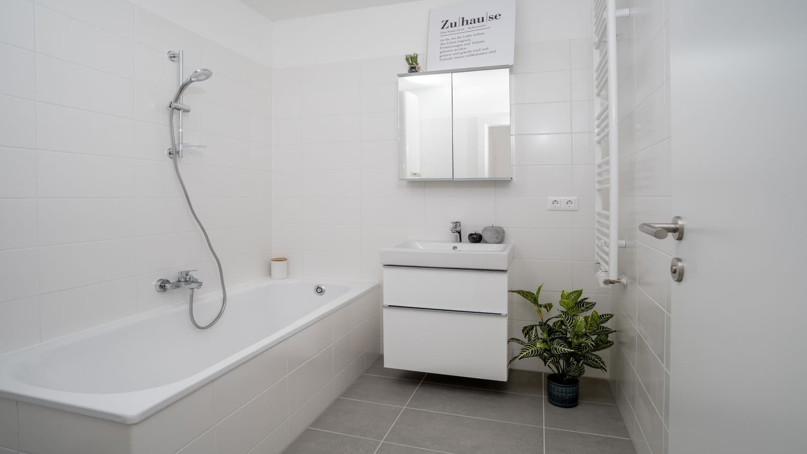 Das Badezimmer mit der Serie Geberit iCon und einer Badewanne mit Geberit Ablaufgarnitur – eine von drei möglichen Ausstattungsvarianten. © Tobias Singer Das Badezimmer mit der Serie Geberit iCon und einer Badewanne mit Geberit Ablaufgarnitur – eine von drei möglichen Ausstattungsvarianten. © Tobias Singer