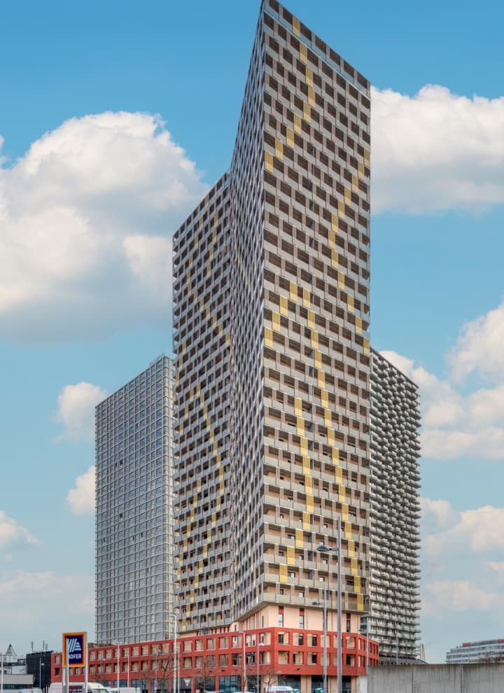 Der Q-TOWER ist Teil des neuen Stadtteil-Projekts THE MARKS. Der „goldene Turm“ sticht mit goldenen Akzenten auf der Fassade hervor. Die modernen Wohneinheiten des Gebäudes und die umliegende Infrastruktur bieten künftigen Bewohnerinnen und Bewohnern viel Lebensqualität. (c) Geberit/Stephan Huger Der Q-TOWER ist Teil des neuen Stadtteil-Projekts THE MARKS. Der „goldene Turm“ sticht mit goldenen Akzenten auf der Fassade hervor. Die modernen Wohneinheiten des Gebäudes und die umliegende Infrastruktur bieten künftigen Bewohnerinnen und Bewohnern viel Lebensqualität. (c) Geberit/Stephan Huger