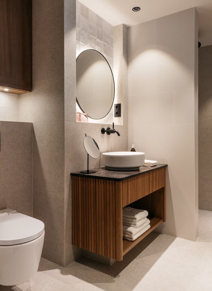 Die individuell angefertigte Einrichtung macht jedes der 23 Bäder einzigartig. Vor und hinter der Wand kommen Geberit Produkte zum Einsatz, vom VariForm Waschtisch, Dusch-WC Sela und der Betätigungsplatte Sigma bis hin zu Trink- und Abwasserleitungen. © Gregor Hofbauer/Refugium Lunz Die individuell angefertigte Einrichtung macht jedes der 23 Bäder einzigartig. Vor und hinter der Wand kommen Geberit Produkte zum Einsatz, vom VariForm Waschtisch, Dusch-WC Sela und der Betätigungsplatte Sigma bis hin zu Trink- und Abwasserleitungen. © Gregor Hofbauer/Refugium Lunz