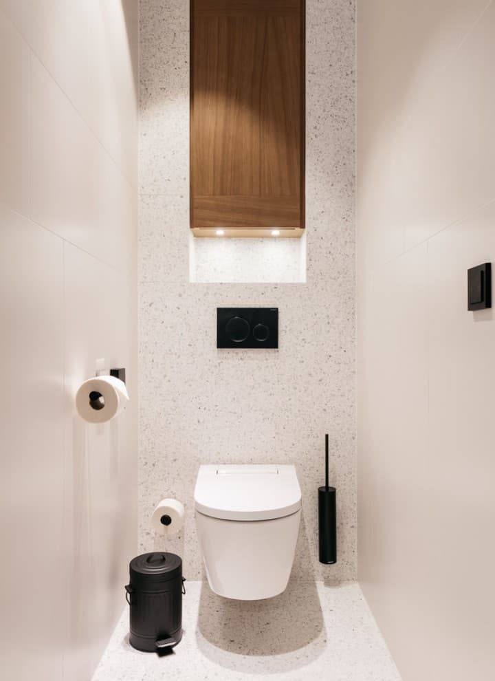 Die individuell angefertigte Einrichtung macht jedes der 23 Bäder einzigartig. Vor und hinter der Wand kommen Geberit Produkte zum Einsatz, vom VariForm Waschtisch, Dusch-WC Sela und der Betätigungsplatte Sigma bis hin zu Trink- und Abwasserleitungen. © Gregor Hofbauer/Refugium Lunz Die individuell angefertigte Einrichtung macht jedes der 23 Bäder einzigartig. Vor und hinter der Wand kommen Geberit Produkte zum Einsatz, vom VariForm Waschtisch, Dusch-WC Sela und der Betätigungsplatte Sigma bis hin zu Trink- und Abwasserleitungen. © Gregor Hofbauer/Refugium Lunz