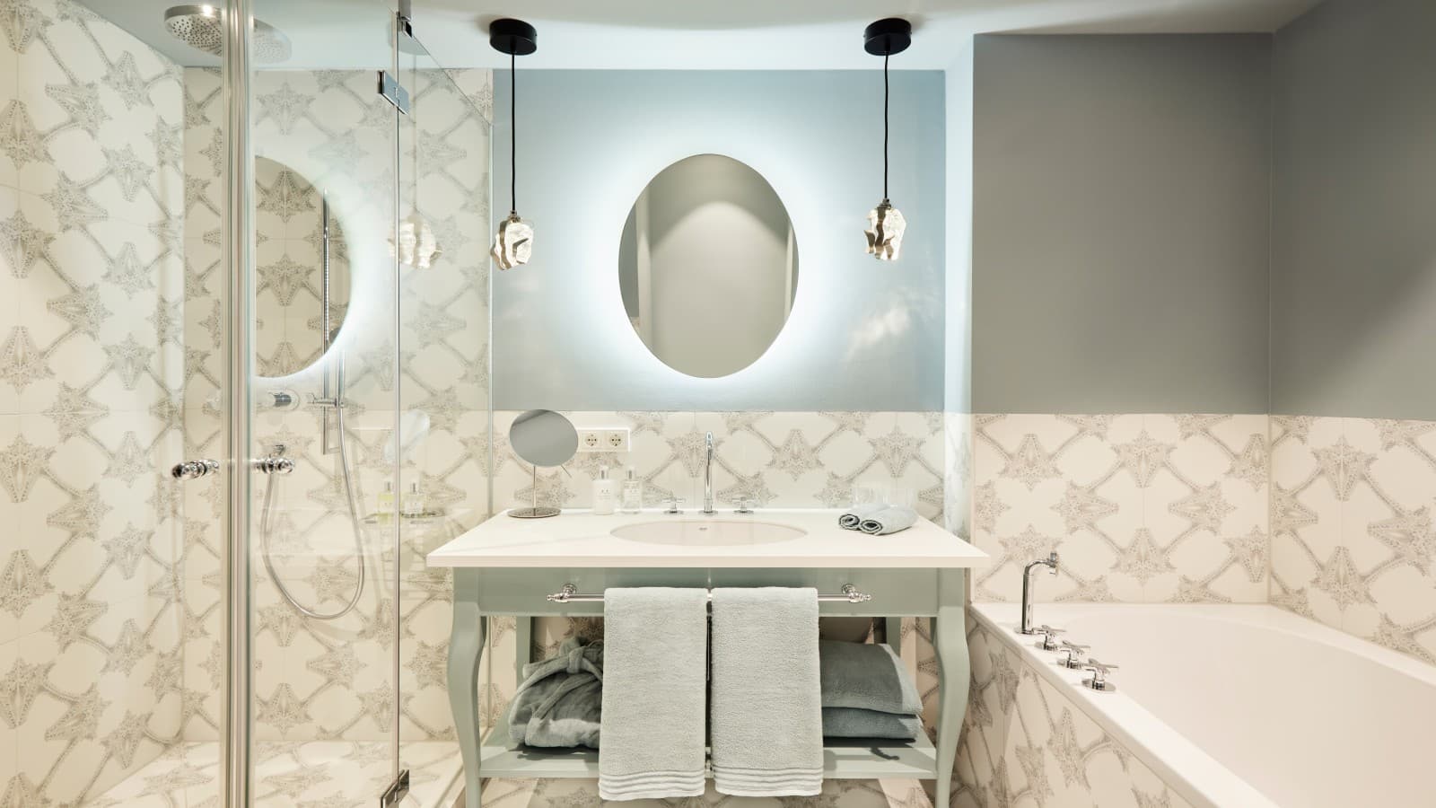 Barocke Stilelemente vermengt mit modernen: das Designkonzept zieht sich bis in die Bäder durch. (c) Werner Streitfelder Barocke Stilelemente vermengt mit modernen: das Designkonzept zieht sich bis in die Bäder durch. (c) Werner Streitfelder