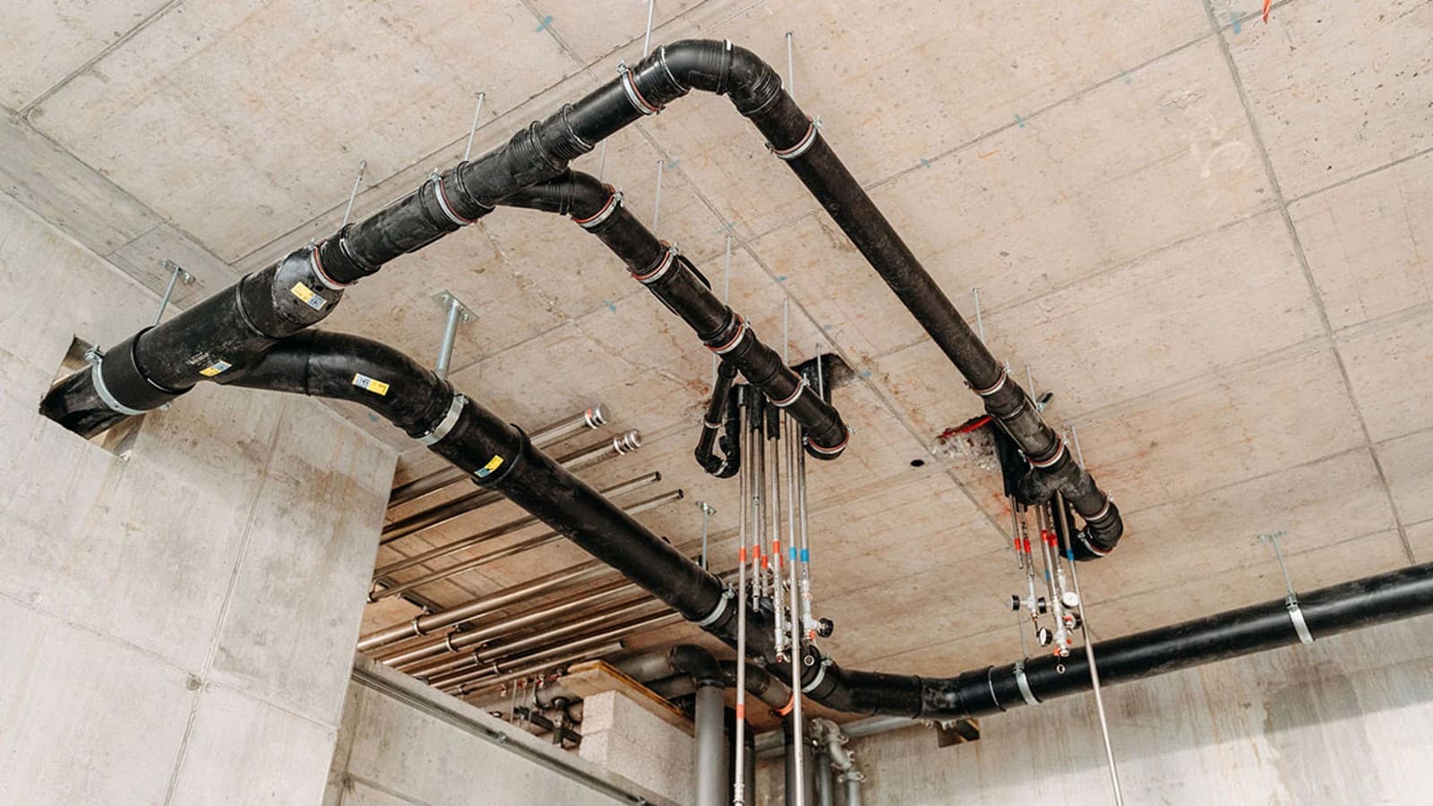 Dank der SuperTube Technologie gibt es keine verbotene Anschlusszone, Umgehungsleitungen werden überflüssig. Zudem kann die Abwasserleitung über sechs Meter ohne Gefälle verlegt werden. Foto Geberit/Tobias Singer Dank der SuperTube Technologie gibt es keine verbotene Anschlusszone, Umgehungsleitungen werden überflüssig. Zudem kann die Abwasserleitung über sechs Meter ohne Gefälle verlegt werden. Foto Geberit/Tobias Singer