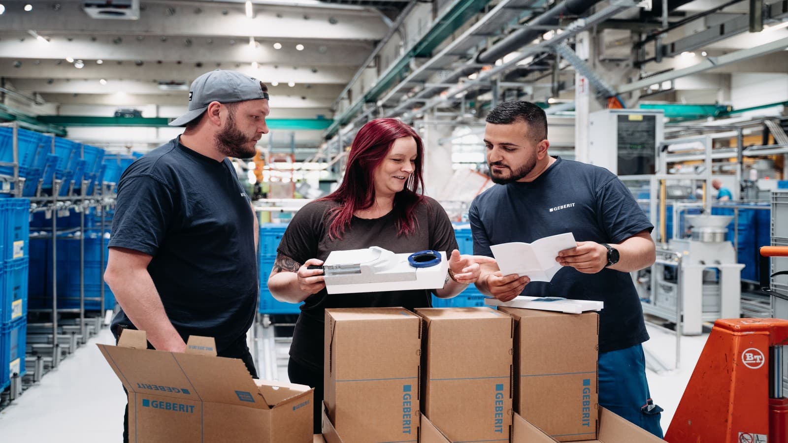 Sarah Berner leitet in der Produktion in Pottenbrunn ein 24-köpfiges Team. (c) Geberit / Tobias Singer Sarah Berner leitet in der Produktion in Pottenbrunn ein 24-köpfiges Team. (c) Geberit / Tobias Singer