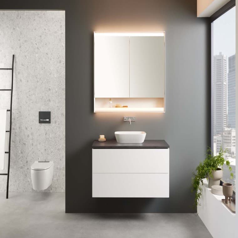 Geberit ONE Badserie mit Option Lichtspiegel und AquaClean Sela Geberit ONE Badserie mit Option Lichtspiegel und AquaClean Sela