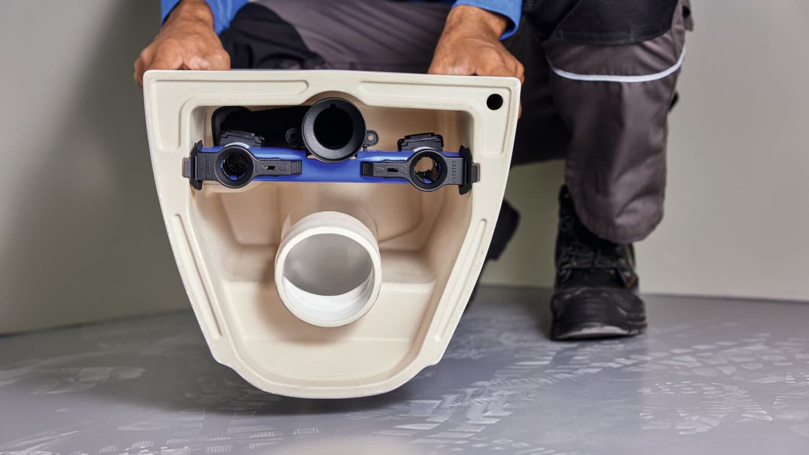 Vormontierter Montagebalken am Acanto wandhängenden WC Vormontierter Montagebalken am Acanto wandhängenden WC