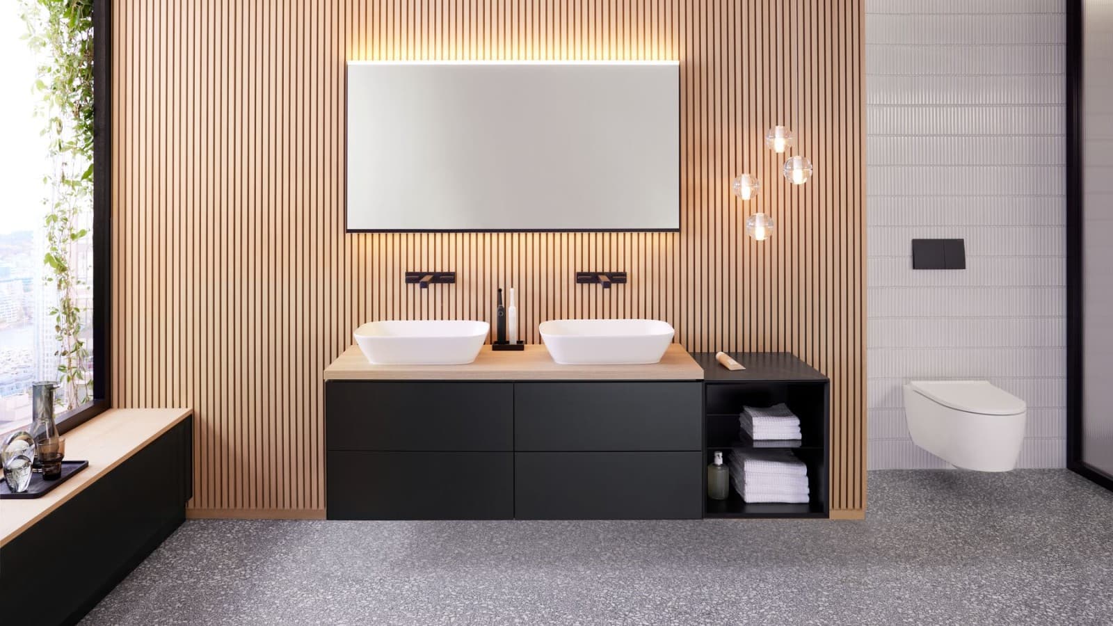 Geberit ONE kombiniert mit einem Geberit Option Plus Square 135cm in schwarz matt. (© Geberit) Geberit ONE kombiniert mit einem Geberit Option Plus Square 135cm in schwarz matt. (© Geberit)