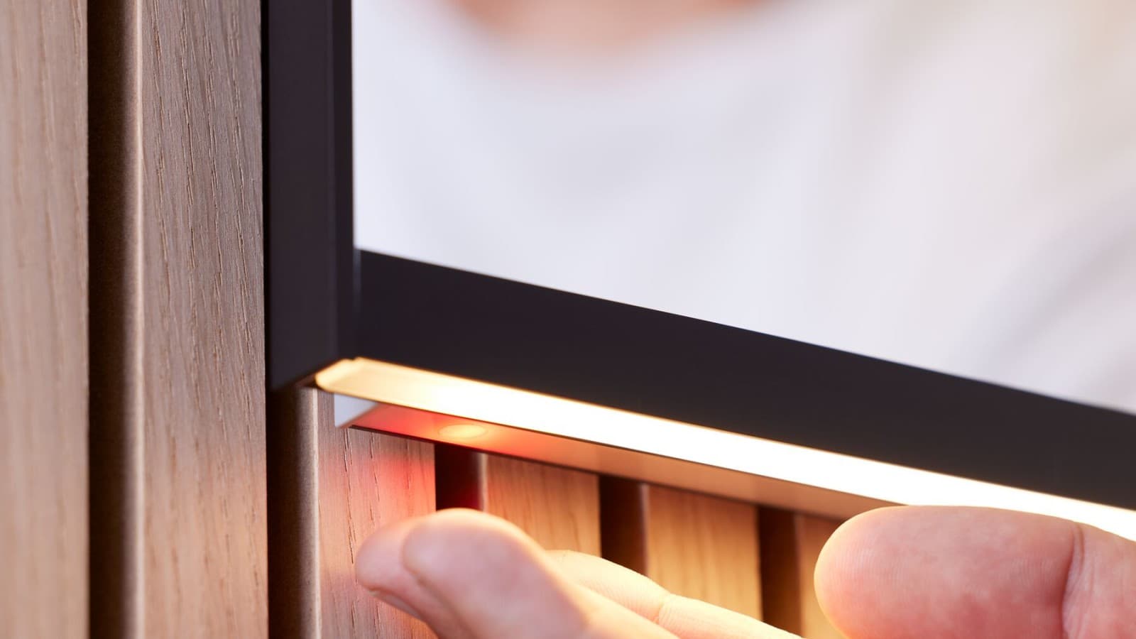 Die Antibeschlagheizung lässt sich manuell aktivieren (© Geberit) Die Antibeschlagheizung lässt sich manuell aktivieren (© Geberit)