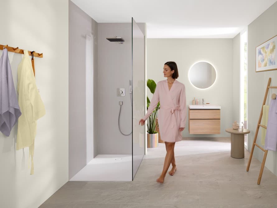 Frau in einem hellen Badezimmer Frau in einem hellen Badezimmer