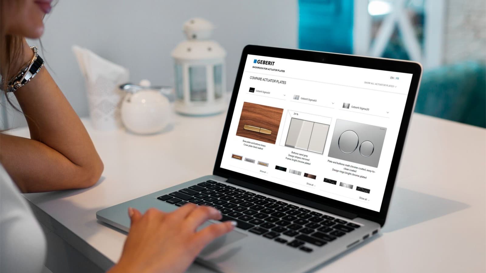 Frau vergleicht Betätigungsplatten von Geberit Frau vergleicht Betätigungsplatten von Geberit