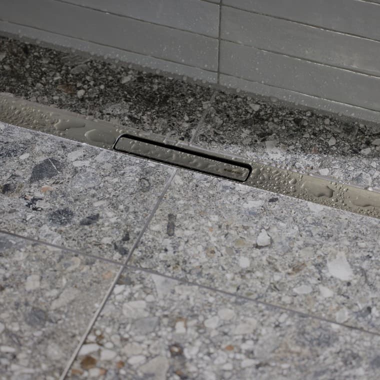 Das Wasser fliesst über ein elegantes Profil aus Edelstahl ab Das Wasser fliesst über ein elegantes Profil aus Edelstahl ab