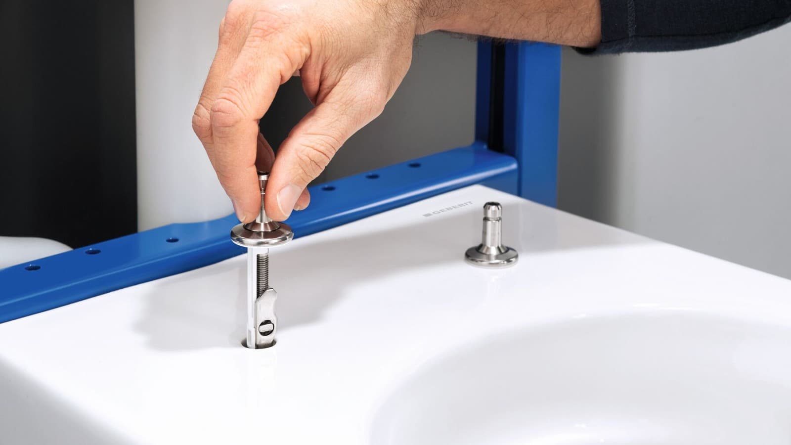 Anbringen der Kippdübel am WC Anbringen der Kippdübel am WC